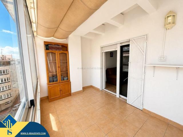Ático en venta en Torrevieja, Las Piscinas Naturales. Ático con piscina comunitaria, en la provincia de Alicante, en la ciudad de Torrevieja, en el barrio de Playa del Cura. 3 habitaci. Áticos.