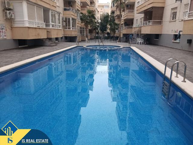 Ático en venta en Torrevieja, Las Piscinas Naturales. Ático con piscina comunitaria, en la provincia de Alicante, en la ciudad de Torrevieja. 3 habitaciones 110 m² 800 metros del m. Áticos.