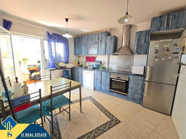 Ático en venta en Torrevieja, Las Piscinas Naturales. Ático con terraza en la provincia de Alicante, en Torrevieja. 4 habitaciones 117 m² 600 metros del mar. Áticos.