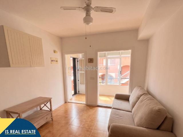 Ático en venta en Torrevieja, Las Piscinas Naturales. Ático con terraza en venta en la provincia de Alicante, Torrevieja, distrito de La Mata. 1 habitación 32 m² 350 metros del mar. Áticos.