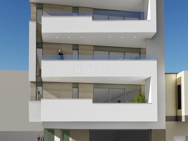 Ático en venta en Torrevieja, Las Piscinas Naturales. Ático de 3 dormitorios y 2 baños con terraza y garaje, a 200 m de la playa en Torrevieja. Áticos.