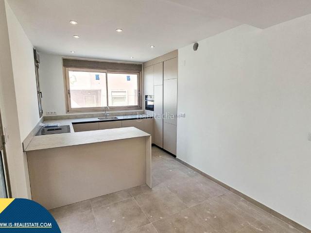 Ático en venta en Torrevieja, Las Piscinas Naturales. Ático reformado con terraza, en la provincia de Alicante, en la ciudad de Torrevieja, en el barrio de Playa del Cura. 3 habitacion. Áticos.