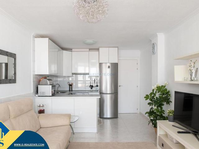 Ático en venta en Torrevieja, Las Piscinas Naturales. Ático renovado con terraza, en la provincia de Alicante, en la ciudad de Torrevieja. 1 habitación 66 m² 400 metros del mar. Áticos.
