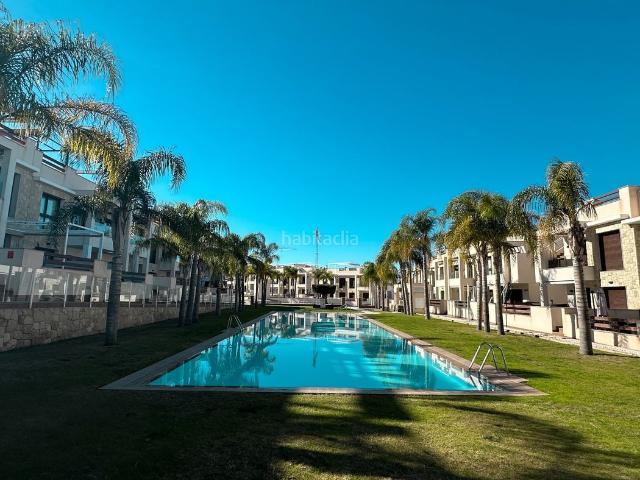 Ático en venta en Torrevieja, Los Balcones Los Altos. Descubra este impresionante bungalow moderno en planta alta, situado en la codiciada zona de Los Balcones, Torrevieja una combinac. Áticos.