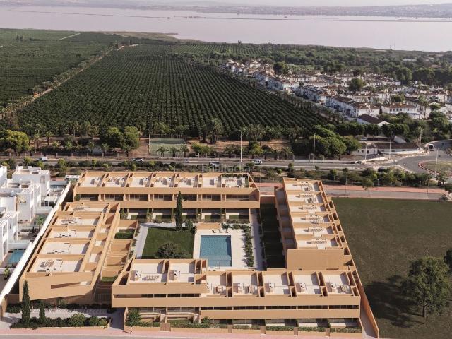 Ático en venta en Torrevieja, Los Balcones Los Altos. Ubicados en la encantadora localidad de Torrevieja, estos bungalows ofrecen un entorno ideal para quienes buscan una vivienda cómo. Áticos.