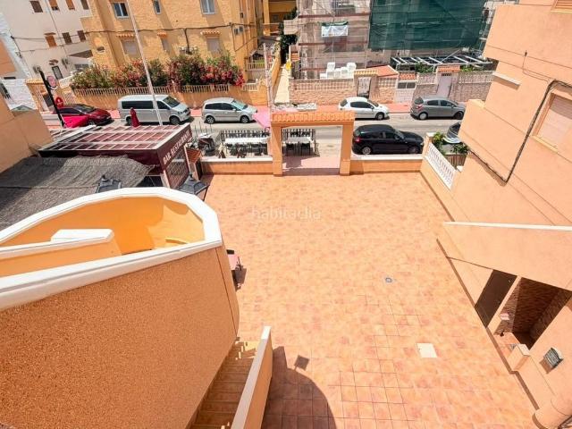 Ático en venta en Torrevieja, Los Europeos. Ático de tres dormitorios con vistas al mar en la zona de La Mata, Torrevieja. Aire acondicionado, terraza, solárium, a 100 metros. Áticos.