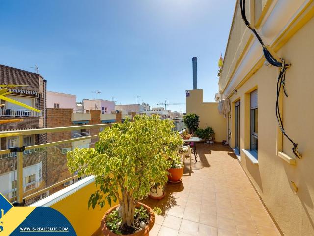 Ático en venta en Torrevieja, Puerto Deportivo. Ático con terraza en la provincia de Alicante, en la ciudad de Torrevieja, en el barrio de Playa del Cura. 2 habitaciones 58 m². Áticos.