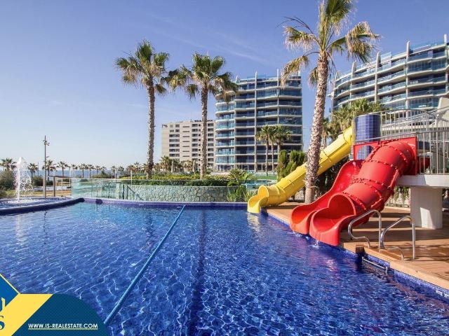 Ático en venta en Torrevieja, Punta Prima. Ático con piscina comunitaria, en la provincia de Alicante, en la ciudad de Torrevieja, en el barrio de Los Balcones. 2 habitacion. Áticos.