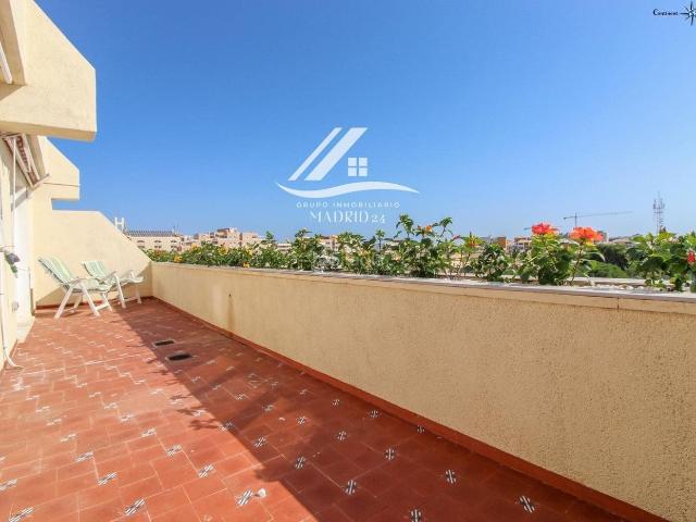 Ático en venta en Torrevieja, Punta Prima. Ático exterior en 3ª planta con terrazas y vistas al mar en Alicante Punta Prima. Áticos.