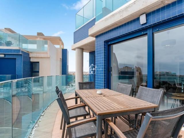 Ático en venta en Torrevieja, Punta Prima. Precio 810.000Descubre este espectacular ático de diseño contemporáneo situado en primera línea de mar en Punta Prima, una de las. Áticos.