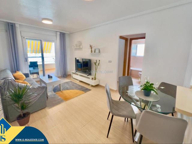 Ático en venta en Torrevieja, Parque Acuático Sector 25. Ático con piscina compartida en Torrevieja, provincia de Alicante. 2 habitaciones 77 m² 2 kilómetros del mar. Áticos.