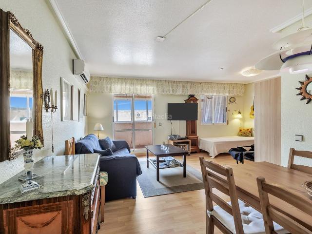 Ático en venta en Torrevieja, Parque de las Naciones. Ático con una amplia terraza y piscina comunitaria. Áticos.