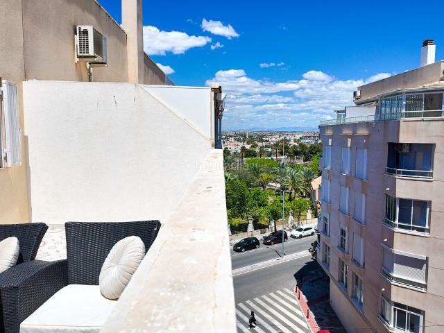 Ático en venta en Torrevieja, Parque de las Naciones. Bienvenido a este apartamento listo para entrar a vivir y reformado con mucho gusto en el atractivo Parque de las Naciones de Torr. Áticos.