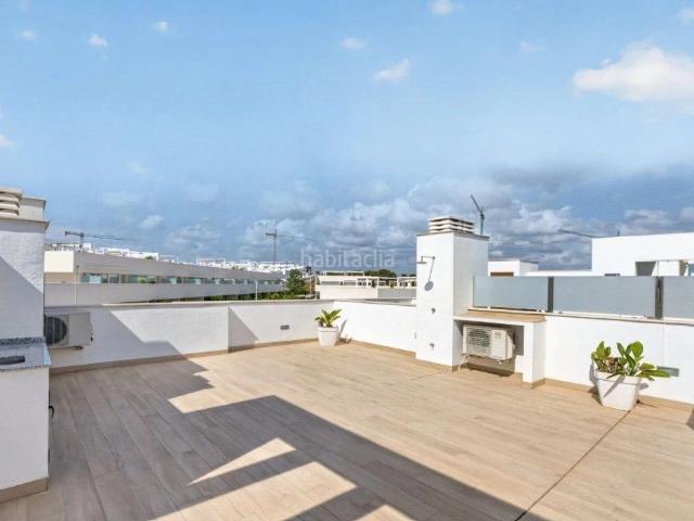 Ático en venta en Torrevieja, Zona Carrefour Urbanizaciones. Ático moderno con terraza privada en la azotea y vistas a la piscina. Áticos.