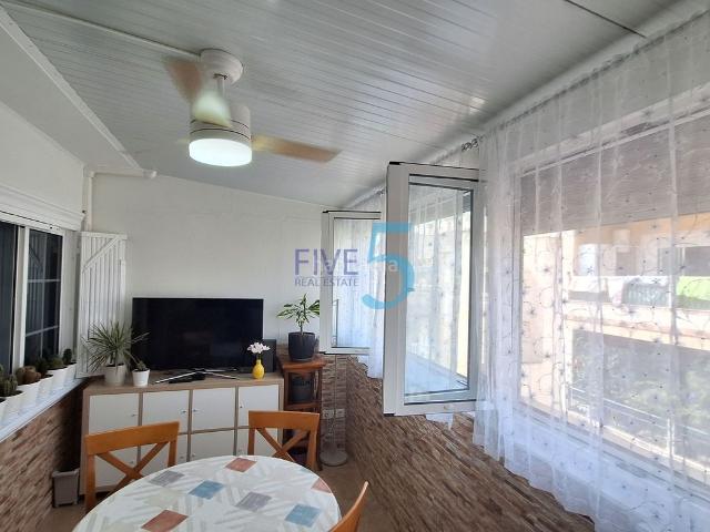 Ático en venta en Torrevieja, Zona Playa de los Locos. A solo un minuto andando de la playa de Los Locos! Ático renovado y acogedor en venta 2ª planta sin ascensor en Torrevieja. Dispon. Áticos.