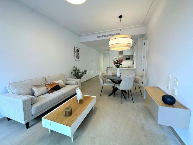 Ático en venta en Torrevieja, Zona Playa de los Locos. Apartamento nuevo en el que nadie ha vivido, con dos dormitorios, situado en primera línea de Los Locos en Torrevieja. Comprado al. Áticos.