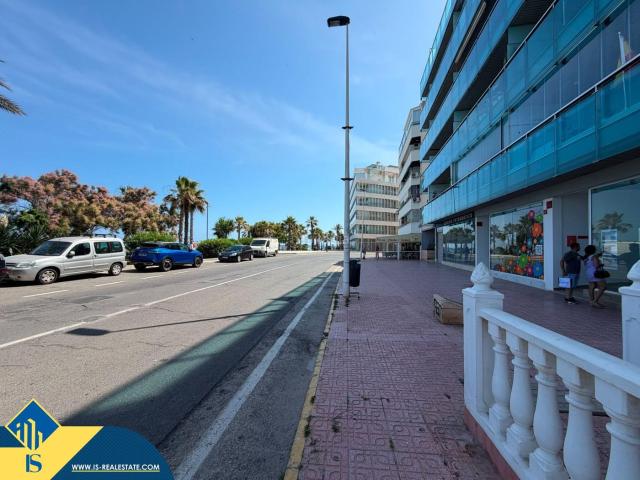 Ático en venta en Torrevieja, Zona Playa del Cura. Ático con piscina comunitaria, en la provincia de Alicante, en la ciudad de Torrevieja, en el barrio de Playa del Cura. 3 habitaci. Áticos.