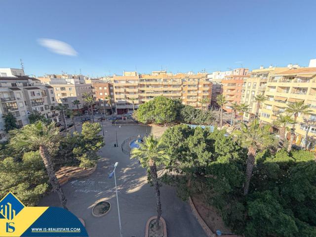 Ático en venta en Torrevieja, Zona Playa del Cura. Ático con terraza en la provincia de Alicante, en Torrevieja, barrio Playa del Cura. 2 habitaciones 90 m² 300 metros al mar. Áticos.