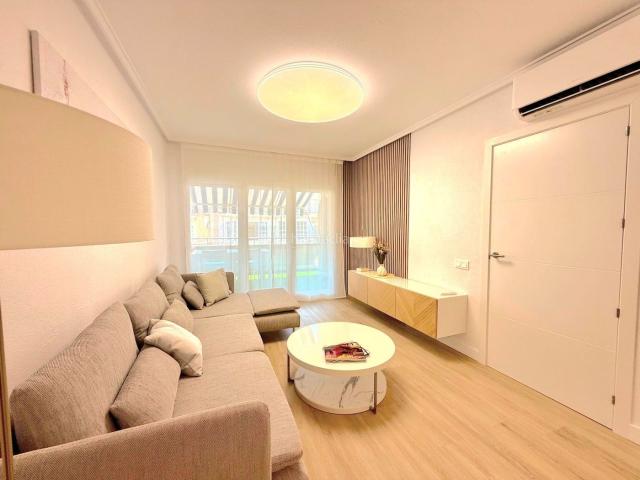Ático en venta en Torrevieja, Zona Playa del Cura. Ático de dos dormitorios completamente reformado a 400 metros de la Playa del Cura, Torrevieja. Amplia terraza, vistas laterales a. Áticos.
