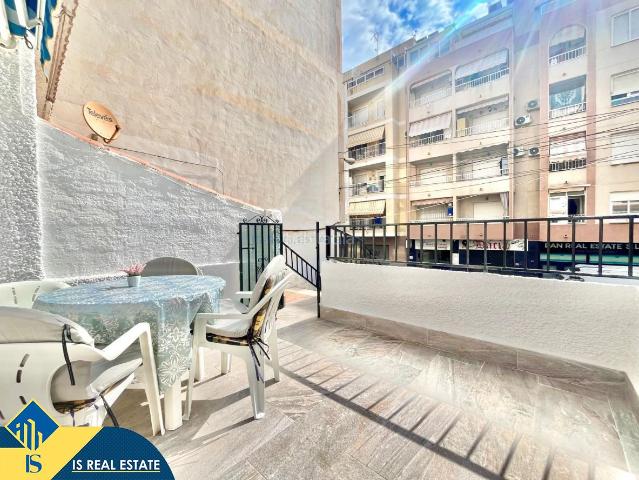 Ático en venta en Torrevieja, Zona Playa del Cura. Ático dúplex con terraza, en la provincia de Alicante, ciudad de Torrevieja, en la zona de Playa de los Locos. 2 habitaciones 91. Áticos.