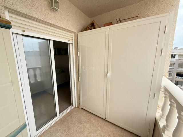 Ático en venta en Torrevieja, Zona Playa del Cura. ÁTICO EN TORREVIEJA, CERCA DE LA PLAYA DEL CURA CON SOLÁRIUM PRIVADO CERRADO, PISCINA COMUNITARIA Y GARAJE DOBLE. Áticos.