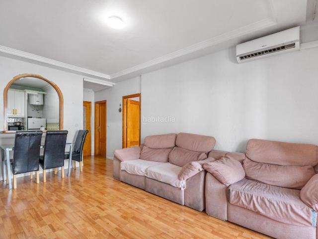 Ático en venta en Torrevieja, Zona Playa del Cura. Este aacutetico de 91m2 en la Calle Fragata ha sido disentildeado para aprovechar cada rayo de sol y ofrecer la maacutexima calida. Áticos.