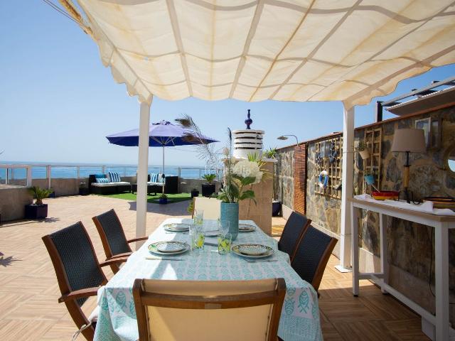 Ático en venta en Torrox, Centro Internacional. Ático de lujo en primera línea de playa en Torrox Costa. Áticos.