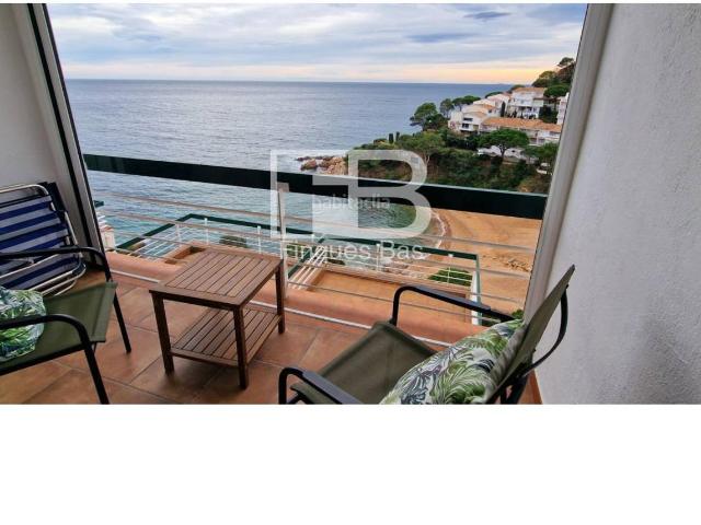 Ático en venta en Tossa de Mar, La Pola i Giverols Salionç Costa Brava. APARTAMENTO EN VENTA EN PRIMERA LINEA DE MAR, A PIE DE PLAYA, CON FABULOSAS VISTAS Y SOL CON LICENCIA TURISTICA. Áticos Tossa.