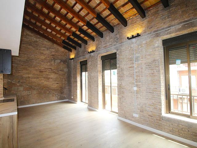 Ático en venta en Valencia, El Castellar i l'Oliverar. Vivienda singular con terraza en Castellar. Áticos.