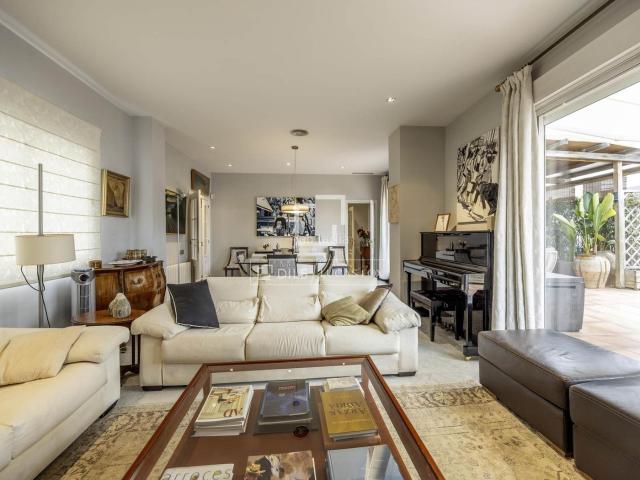 Ático en venta en Valencia, La Xerea. Exclusivo ático con una extraordinaria terraza privada, amplios y luminosos espacios, plaza de garaje y el encanto de un elegante. Áticos.