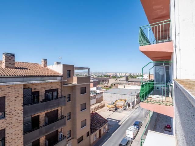 Ático en venta en Zaragoza, Valdefierro. Buscas un ático en Valdefierro con terraza privada? Tu oasis en la Calle Aries. Áticos.