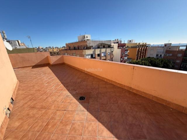 Ático en venta en Almería, Centro. Ático con vistas al mar y a la Alcazaba y gran terraza enorme. Áticos.