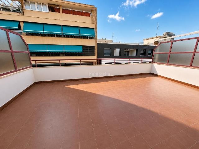 Ático en venta en Alicante, Ensanche Diputación. Ático exterior con terraza y garaje opcional en el centro de Alicante. Áticos.