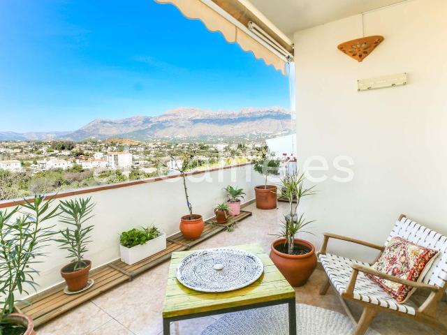 Ático en venta en Altea, Altea Ciudad. Ático Reformado con Terraza y Vistas a la Sierra Bernia en Altea. Áticos.