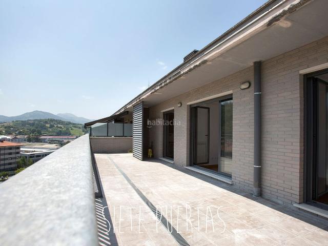 Ático en venta en Astigarraga. Magnífico ático con terraza en Astigarraga de nueva reciente construcción. 3 habitaciones, 2 baños. garaje y trastero. Ascensor. Áticos.