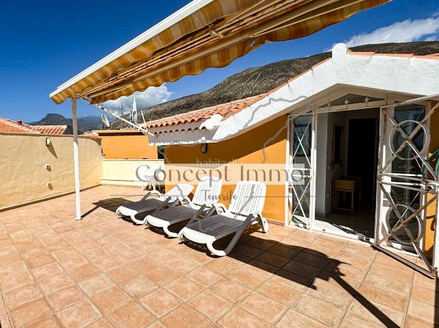 Ático en venta en Arona, Los Cristianos. Ático moderno con 2 gran terrazas y vistas al mar en Los Cristianos, a solo 500 m de la playa!. Áticos.