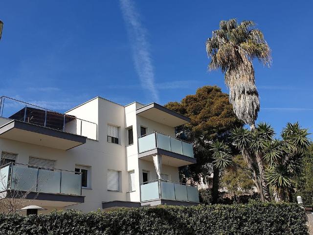 Ático en venta en avenida, Castelldefels, de 62 m² 2 habitaciones por 380.000