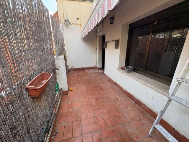 Ático en venta en Badalona, Llefià. Ático en planta cuarta sin ascensor con terraza privada, cerca del metro de Llefià, en Badalona. Áticos.