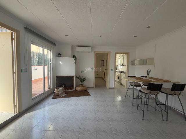 Ático en venta en Badalona, Sant Crist. ¡ÁTICO CON MAGNÍFICA TERRAZA, CHIMENEA Y DOS HABITACIONES! *ITE pasada. Áticos.