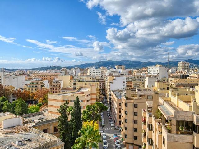 Ático en venta en Baleares Palma de Mallorca, Plaça dels Patins. Ático totalmente reformado y sin estrenar con dos terrazas y azotea con vistas panorámicas en La Missió, Palma. Áticos Palma de.