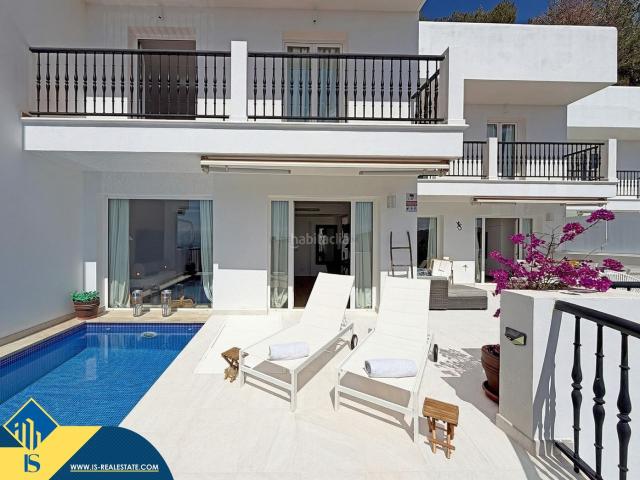 Ático en venta en Baleares Santa Eulària, Can Furnet. Ático dúplex con piscina privada, Islas Baleares, Ibiza. 4 habitaciones 337 m² A 2,5 kilómetros del mar. Áticos Santa.