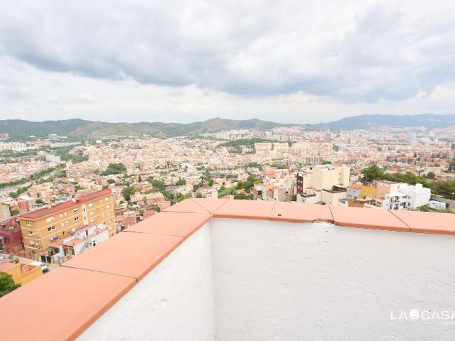 Ático en venta en Barcelona, Carmel. TERRAZA DOS HABITACIONES. Áticos.
