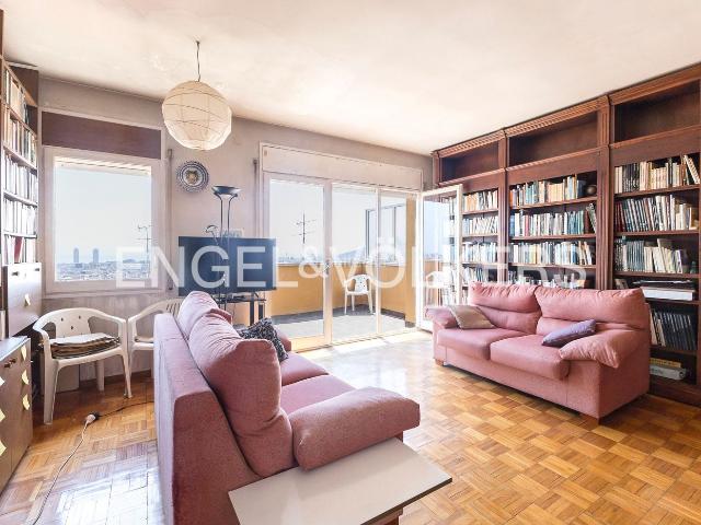 Ático en venta en Barcelona, Baix Guinardó. Descubra un exclusivo apartamento con terraza y vistas al mar en El Guinardó, Barcelona. Áticos.