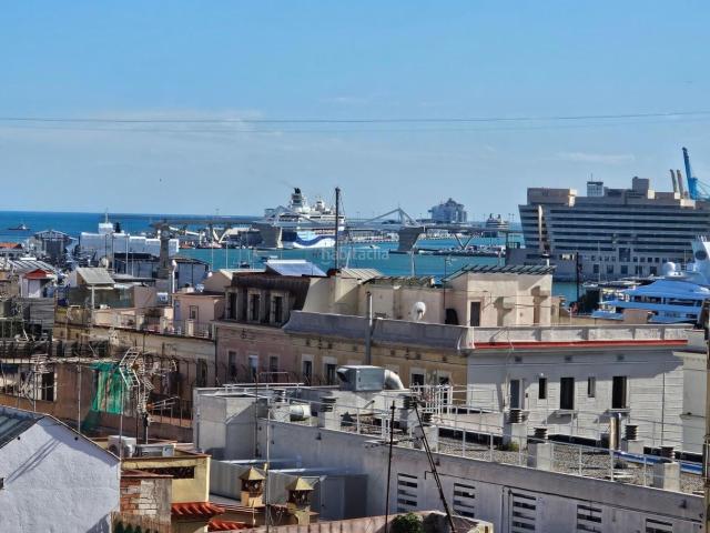 Ático en venta en Barcelona, Barceloneta. Atico muy luminoso, con vistas al mar y a la estación de tren Francia. Áticos.