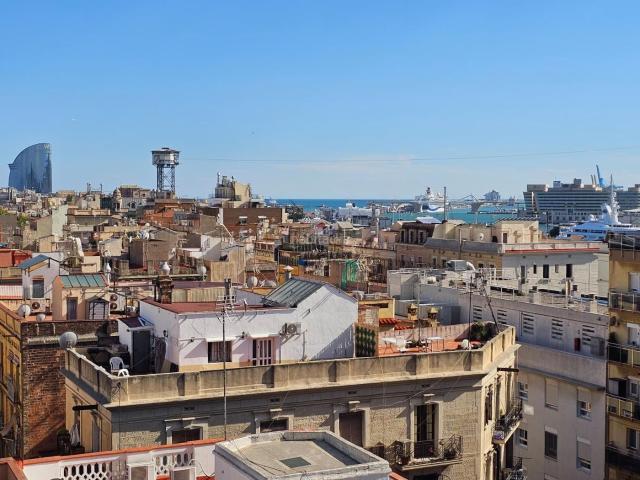 Ático en venta en Barcelona, Barceloneta. Gran oportunidad, venta de piso muy luminoso, con vistas al mar y a la ciudad de Barcelona. Áticos.