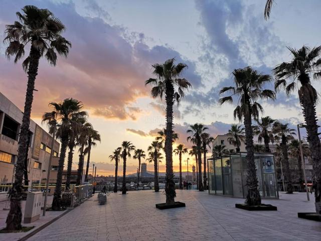 Ático en venta en Barcelona, Barceloneta. Gran oportunidad, venta de piso muy luminoso, con vistas al mar y a la estación de tren Francia. Áticos.