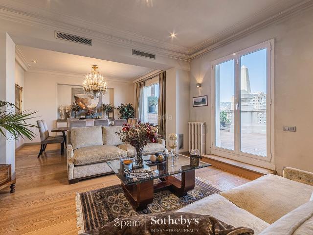 Ático en venta en Barcelona, Barri de les Corts. Ático dúplex exterior con 130 m de terrazas en Avenida Diagonal. Áticos.