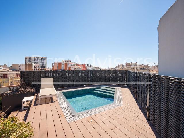 Ático en venta en Barcelona, Dreta de l´Eixample. Impresionante y luminoso ático reformado con terraza y piscina en pleno Eixample. Áticos.