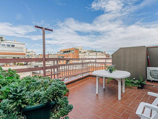Ático en venta en Barcelona, El Camp de l´Arpa del Clot. Ático en venta en el Camp de lArpa del Clot con 2 habitaciones y terraza, como inversión nuda propiedad, Barcelona. Áticos.