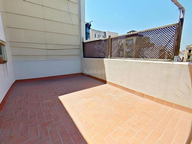 Ático en venta en Barcelona, El Poble Sec Parc de Montjuïc. Ático luminoso de 2 habitaciones con terraza de 20m². Áticos.